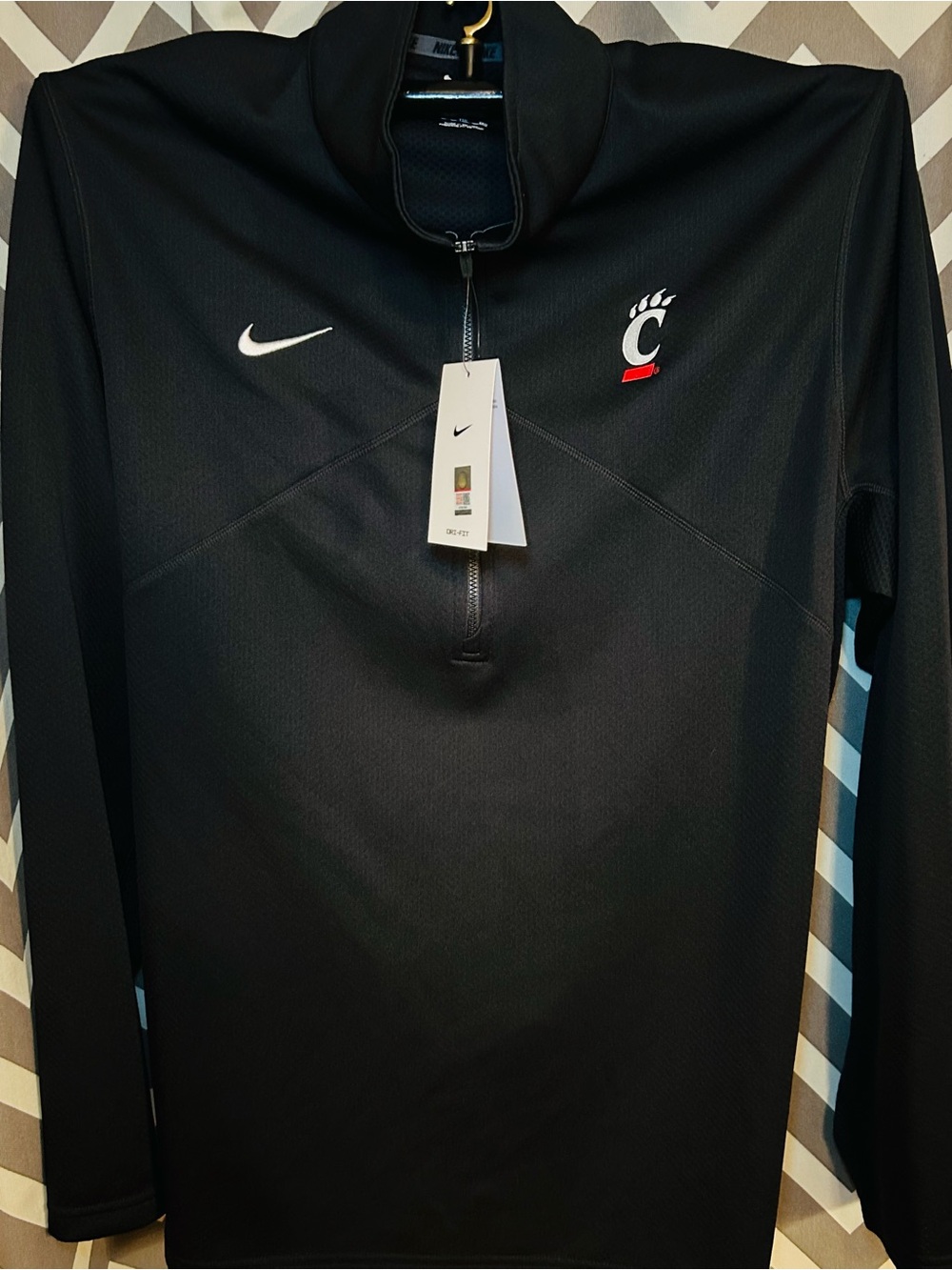 Nike DRIFIT Men’s Black Cincinnati Bearcats Half-Zip pullover